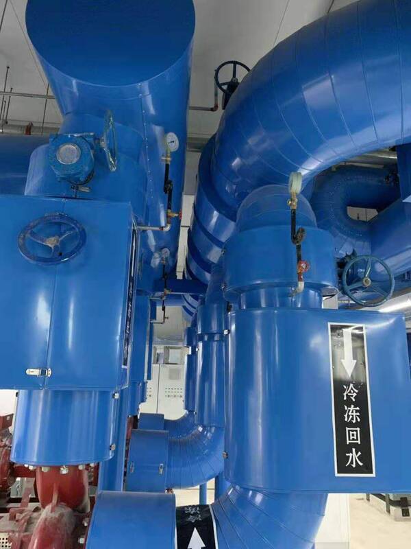 空調(diào)機房管道橡塑保溫_彩鋼板外殼現(xiàn)場圖2.jpg